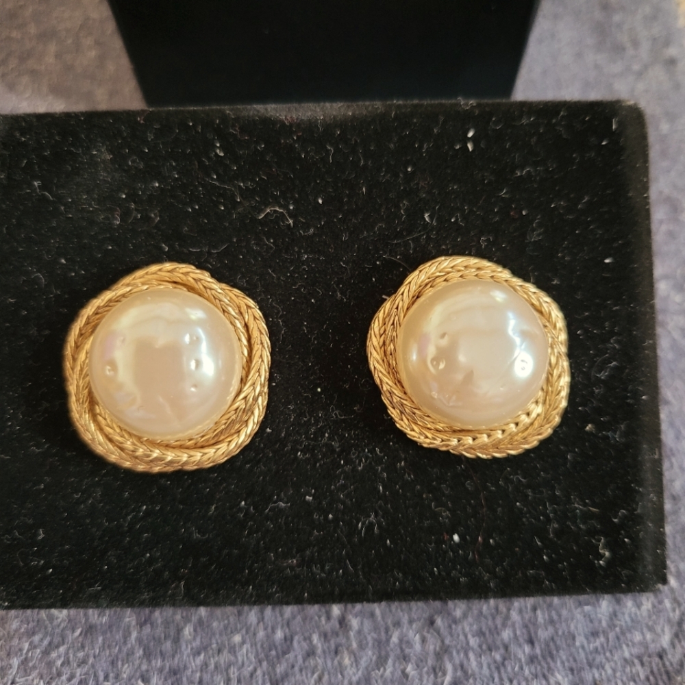 Franklin Mint Jackie Kennedys faux pearl earrings